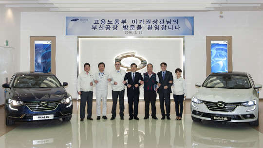 이기권 고용노동부 장관(가운데)이 22일 노사관계 및 노동개혁 모범 사업장 격려차 르노삼성자동차 부산공장을 방문해 프랑수아 프로보 르노삼성차 사장(왼쪽 세번째), 최오영 노조위원장(왼쪽 다섯번째) 등 관계자들과 기념 촬영을 하고 있다. <르노삼성자동차 제공>